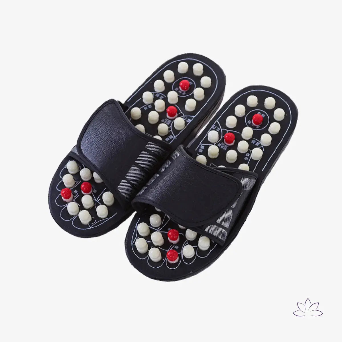 Par de chinelos VitalFeet massageadores pretos em destaque sobre fundo claro.