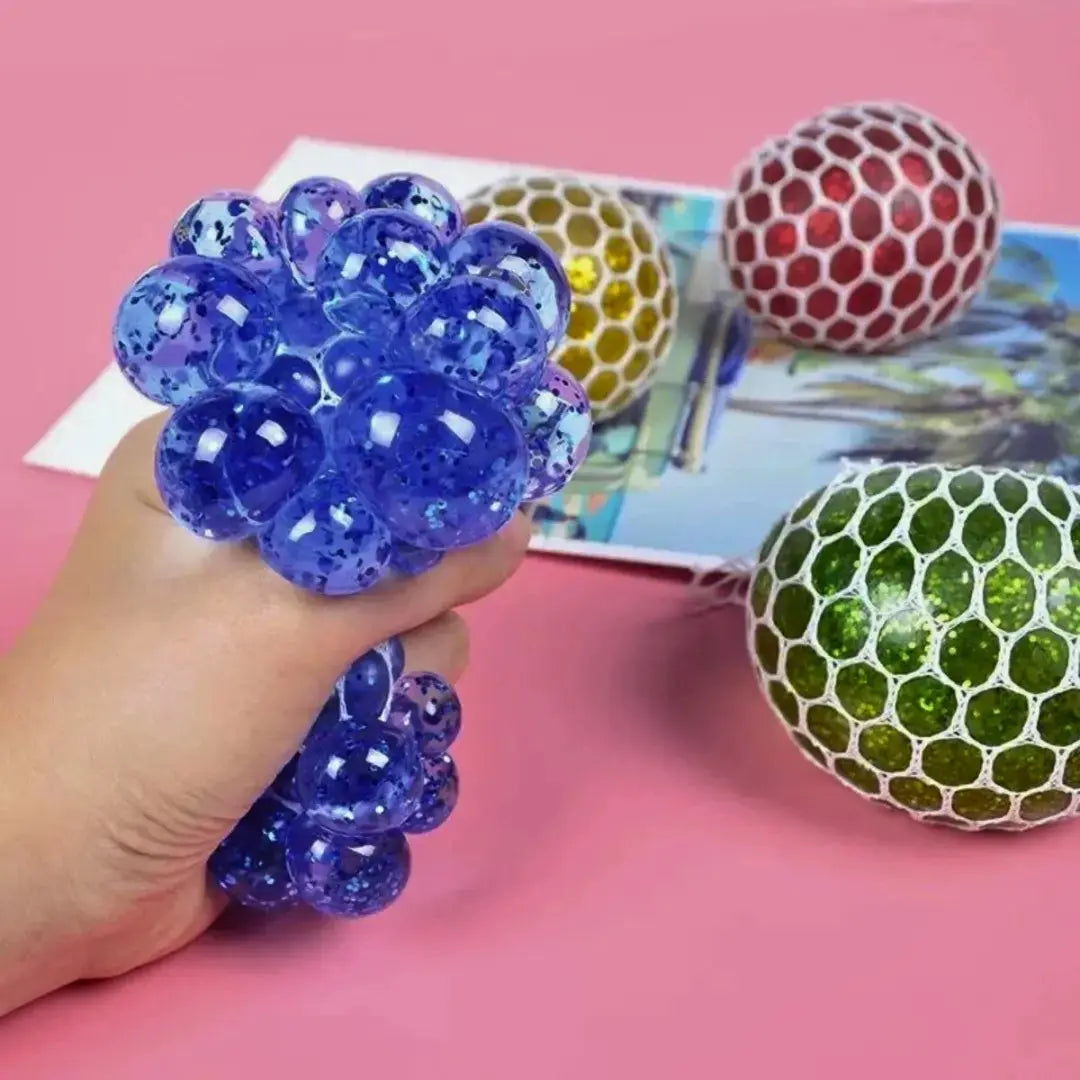 Bola anti-stress UvaTouch com textura macia para relaxamento e diversão.