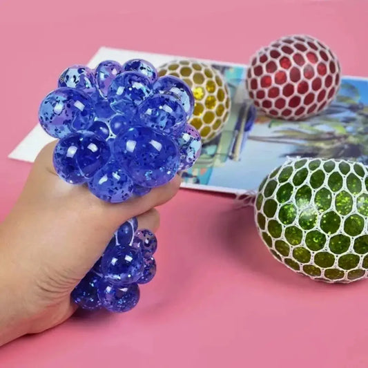 Bola anti-stress UvaTouch com textura macia para relaxamento e diversão.