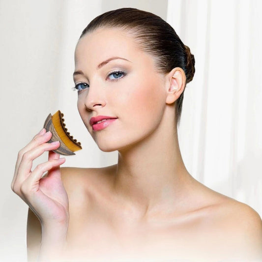 Mulher aplicando o massageador facial DrenaFace na lateral do rosto, mostrando o uso do produto.