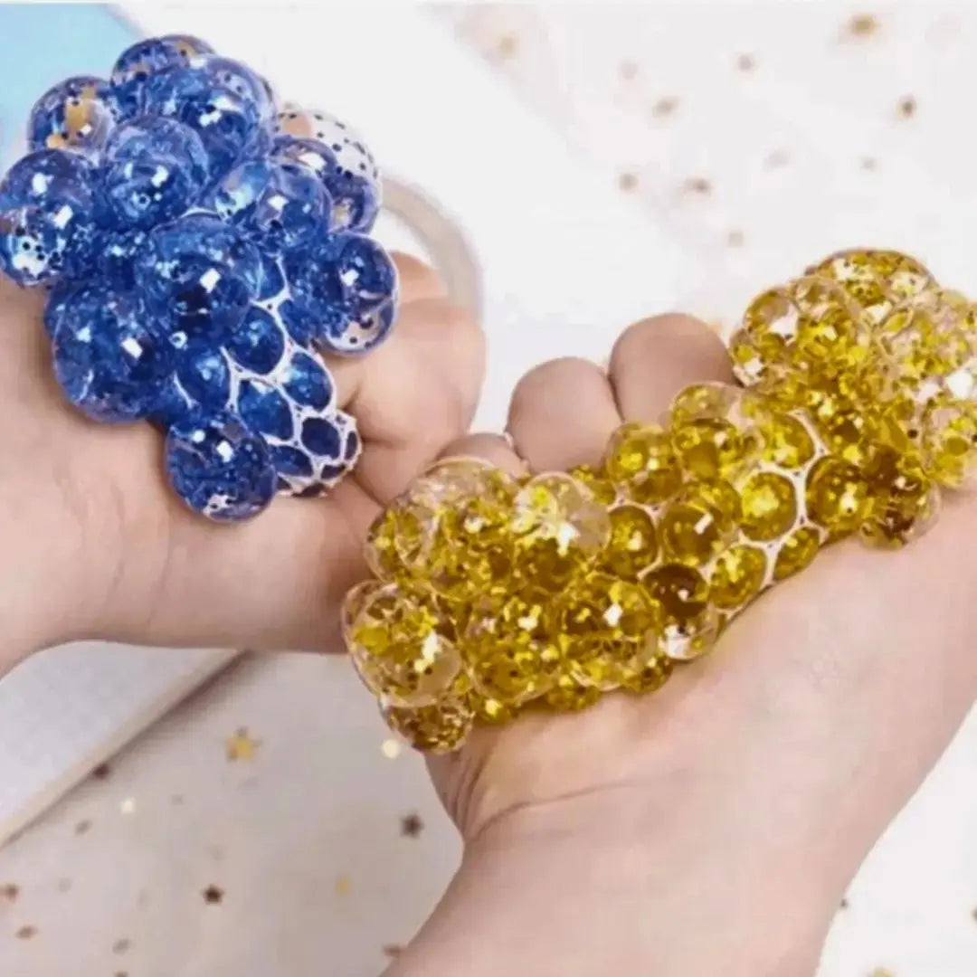 Bola anti-stress inspirada em uvas, modelos azul e amarelo.