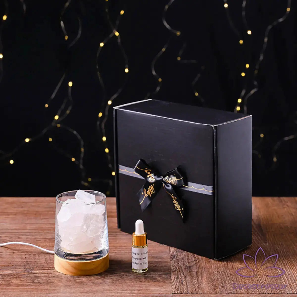 Difusor de aromaterapia AromaLuz com base de madeira, cristal branco iluminado e óleo essencial ao lado, em um ambiente aconchegante.