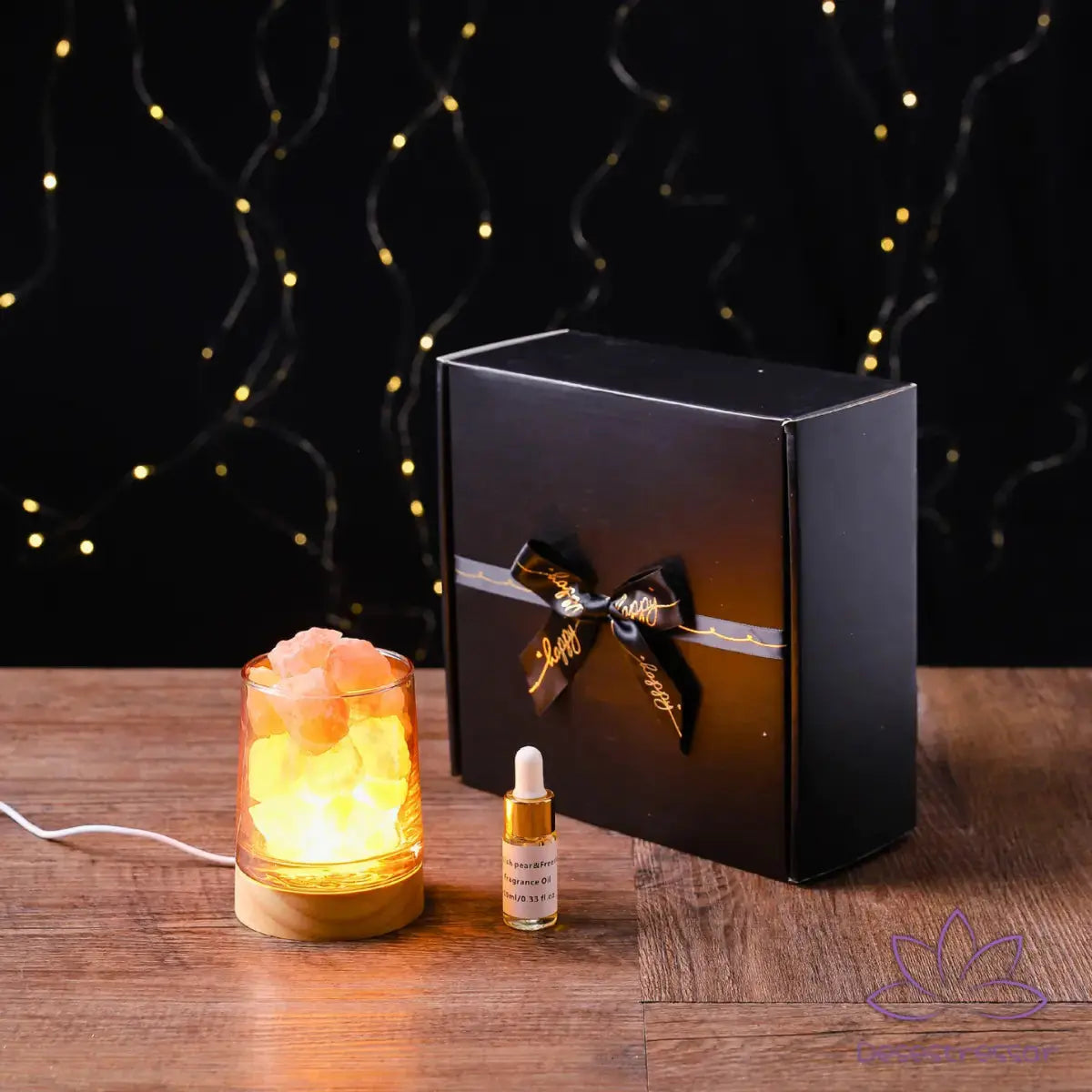 Difusor de aromaterapia AromaLuz com iluminação suave, destacando o cristal branco sobre base de madeira.