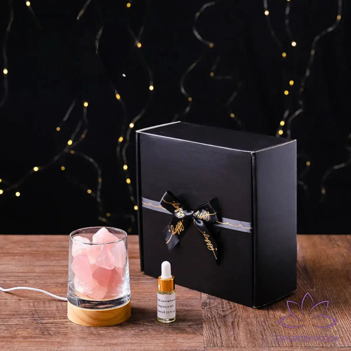 Difusor de aromaterapia AromaLuz com base de madeira, cristal branco iluminado e óleo essencial ao lado, em um ambiente aconchegante.