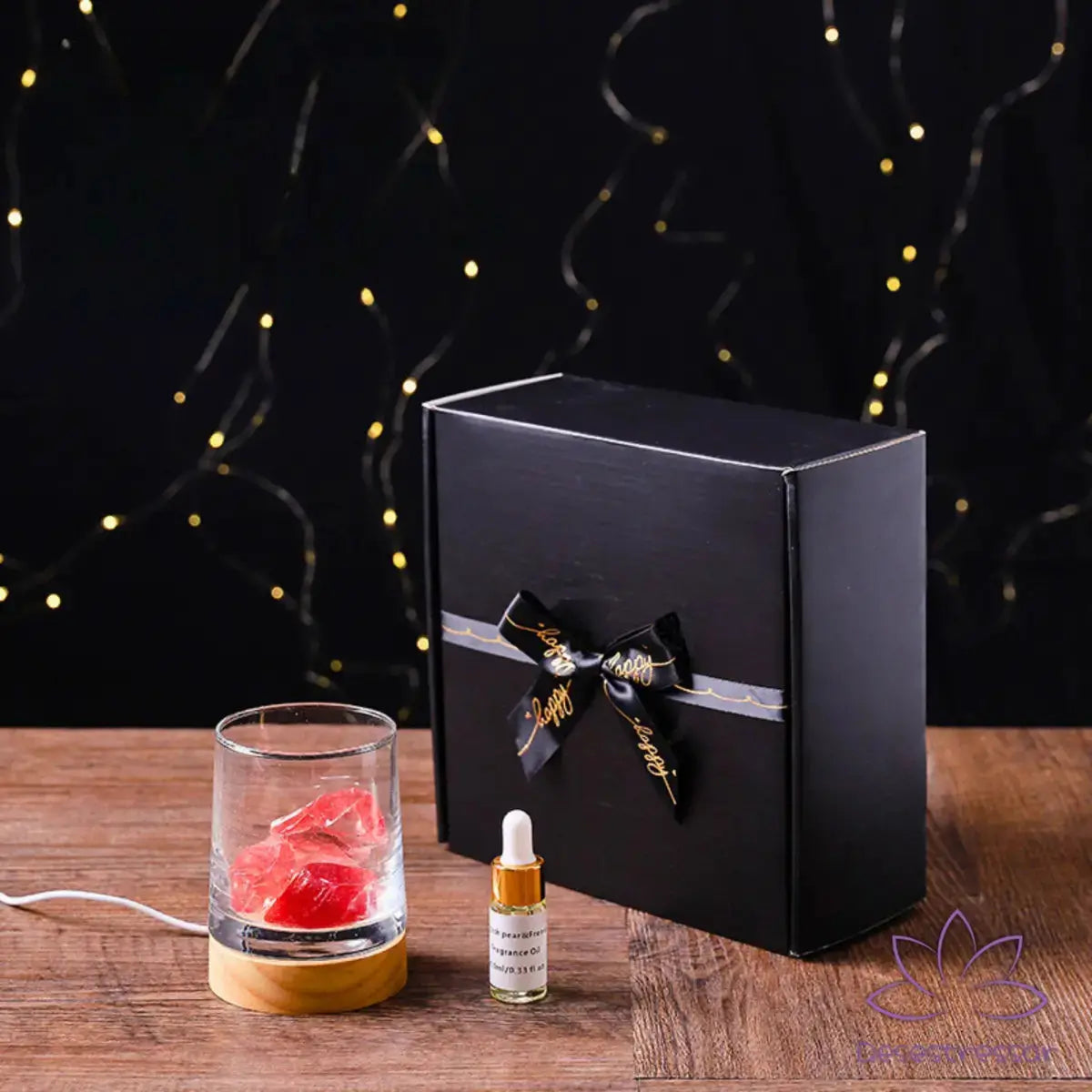 Difusor de aromaterapia AromaLuz com base de madeira, cristal branco iluminado e óleo essencial ao lado, em um ambiente aconchegante.