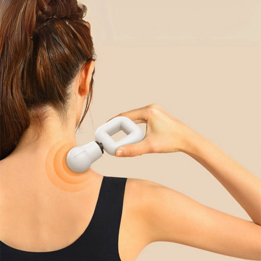 Mulher utilizando o Massageador Portátil Deep Relax no ombro para aliviar tensão muscular.