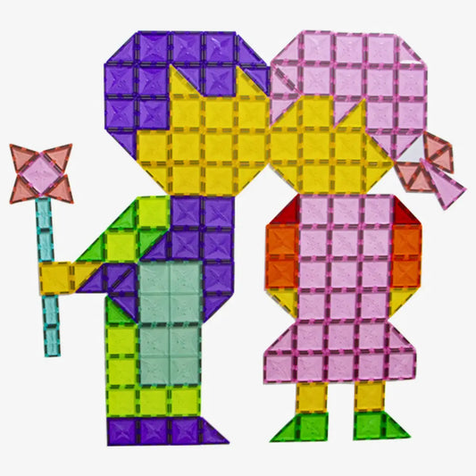 Crianças montando personagens coloridos com peças magnéticas MagFormas.