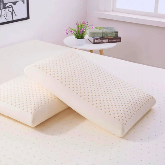 Travesseiro EcoSono de látex natural em destaque sobre a cama