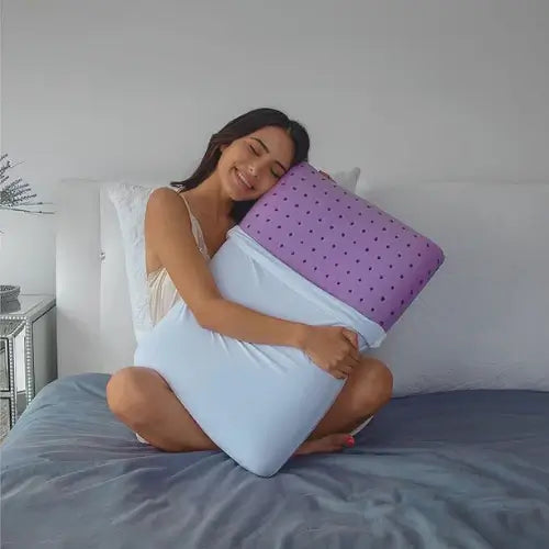 Imagem do feed principal de uma mulher abraçando o travesseiro LavandaDream.